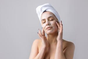 Limpieza facial en verano: cómo mantener tu piel fresca y libre de impurezas