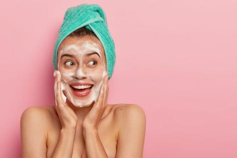 Los mejores limpiadores faciales para el verano: protege tu piel del calor y la humedad